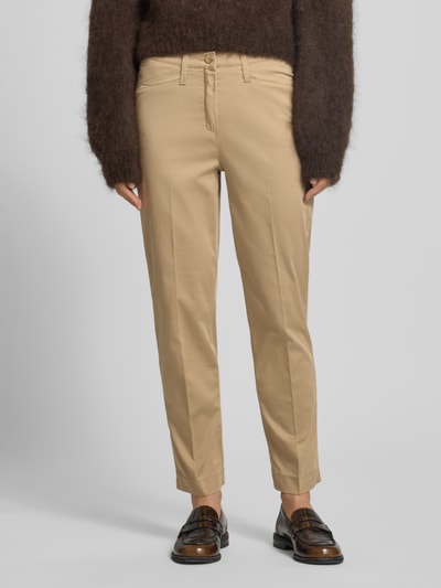 Frauenmodel trägt Hose mit Eingrifftaschen Modell 'Lorella' von Raphaela By Brax in Beige, Baumwoll-Mix mit Stretch, Ganzkörperansicht von vorne.