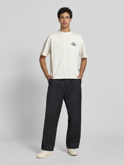 Männermodel trägt T-Shirt mit Label-Stitchings und Rundhalsausschnitt von PROHIBITED in Reine Baumwolle, Regular-Fit, weiße Farbe, Rückenlänge bei Größe M 65 cm, Ganzkörperansicht von vorne.