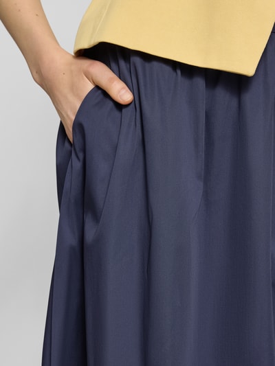 Frauenmodel trägt Midirock mit elastischem Bund von WHITE LABEL aus Baumwoll-Mix mit Stretch-Anteil, A-Linie, Kontraststreifen, Nahaufnahme Oberkörper