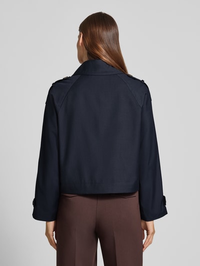 Frauenmodel trägt Regular Fit Jacke mit Viskose-Anteil Modell 'EPARZA' von ICHI in Dunkelblau, Material-Mix, Rückenlänge 53 cm, Schulterbreite 43 cm, Brustweite 53 cm, Ärmellänge 60 cm, doppelte Knopfleiste, Eingrifftaschen, Umlegekragen, Ganzkörperansicht Rückansicht.