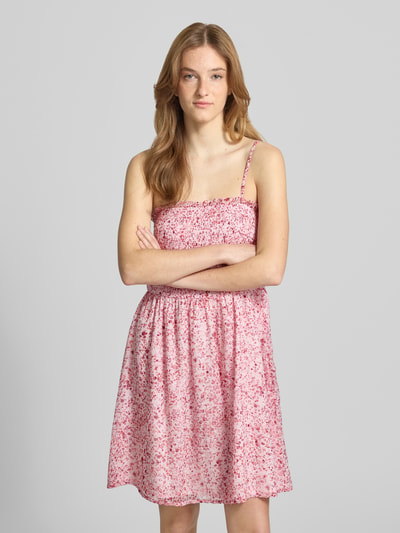 Frauenmodel trägt Fit and Flare Freizeitkleid mit Allover-Muster Modell 'ELIZA ANIKA' von Only in Mini-Länge, florales Muster, Chiffon, Ganzkörperansicht von vorne.