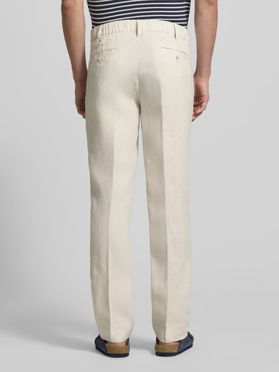 Männermodel trägt Straight Fit Leinenhose mit Bügelfalten von JAKE*S STUDIO MEN in Beige, reine Leinen, Gesäßtaschen, teilelastischer Bund, Ganzkörperansicht Rückansicht.