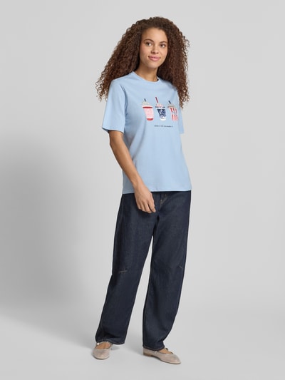 Frauenmodel trägt Damen T-Shirt Regular Fit T-Shirt aus reiner Bio-Baumwolle Modell 'BURST' von Only, Optik: unifarben, Perlen- und Paillettenbesatz, Rundhals, Kurzarm, Materialverarbeitung: Jersey, Ganzkörperansicht von vorne.