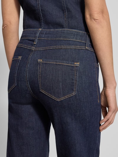 Kobieta modelka nosi Wide Fit Jeans im 5-Pocket-Design Modell 'Kimberly' od Soyaconcept, elastyczna mieszanka bawełny, widok z tyłu, ujęcie szczegółowe. Szerokość w rozmiarze 27: 38 cm, długość nogawki wewnętrznej w rozmiarze 27: 80 cm.