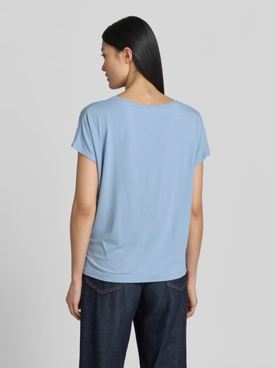 Frauenmodel trägt Relaxed Fit T-Shirt aus Viskose-Mix von s.Oliver RED LABEL in Hellblau, glatte Textur, Ganzkörperansicht Rückansicht. Damen T-Shirt