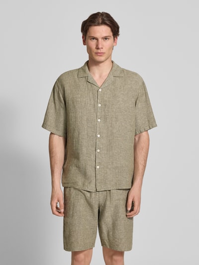 Männermodel trägt Regular Fit Leinenhemd mit Reverskragen Modell 'DYLAN' von Redefined Rebel, Leinen-Baumwoll-Mix, Unifarbenes-Design, Ganzkörperansicht von vorne.