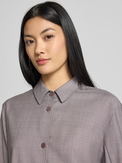 Modelka nosi Regular Fit Hemdbluse aus reiner Schurwolle od windsor., bluzka koszulowa z czystej żywej wełny, krój regular fit, kołnierzyk koszulowy, listwa guzikowa, z długim rękawem, wydłużony tył, długość tyłu w rozmiarze 36: 72 cm, długość rękawów w rozmiarze 36: 58 cm, gładka tekstura w odcieniach szarości, zbliżenie na górną część sylwetki