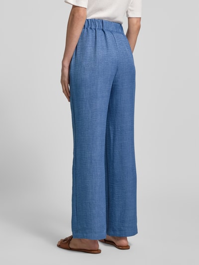 Vrouwenmodel draagt broek in denimlook model 'CHARISSA' van Soyaconcept, wide leg, elastische band, binnenbeenlengte maat S 75 cm, bandwijdte maat S 36 cm, ganzekörperaanzicht achteraan.