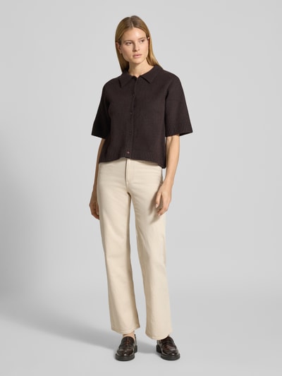 Vrouwenmodel draagt Wide Leg Loose fit jeans uit katoenmix model 'Tessa' van Vero Moda, look: effen, 5-pocketmodel, high waist, denim, geheellichaamsaanzicht voorkant.