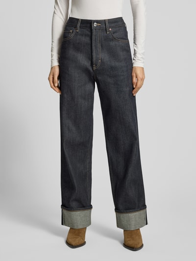 Frauenmodel trägt Wide Leg Jeans aus Baumwoll-Mix Modell 'GEABENA' von HUGO mit Melange-Optik, Kontrastnähten, 5-Pocket-Design; Nahaufnahme Oberkörper.