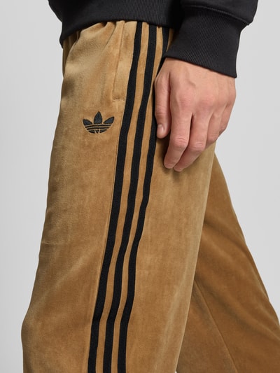 adidas Originals Spodnie dresowe o kroju relaxed fit z elastycznym pasem Średniobrązowy 3