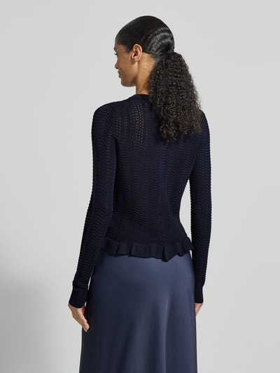 Vrouwenmodel draagt Strickjacke mit Rundhalsausschnitt und Wellensaum van Christian Berg Woman Selection, materiaalmix met viscose, regular fit, golvende zoom, ruglengte 53 cm, mouwlengte 67 cm, donkerblauw, gestructureerd breisel, golvende textuur. Ganzkörperansicht Rückansicht.