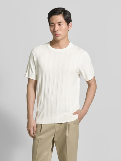 Männermodel trägt Strickshirt aus Viskose-Mix mit Rundhalsausschnitt von Lindbergh in Ripp-Optik, Regular-Fit, cremefarben, Ganzkörperansicht von vorne. Rückenlänge bei Größe M: 69 cm, Ärmellänge bei Größe M: 24 cm.