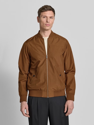 Männermodel trägt Jacke mit Stehkragen Modell 'clay' von Matinique in regular fit, ritssluiting, steekzakken met drukknoopsluiting, ganzkörperansicht von vorne. Ruglengte maat M 67 cm, schouderbreedte 45 cm, borstwijdte 56 cm, mouwlengte 66 cm.