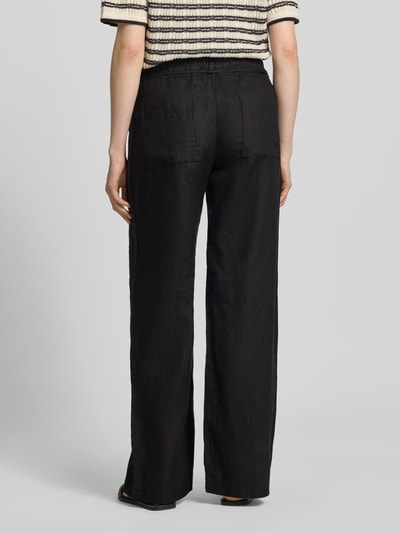 Frauenmodel trägt Leinenhose mit Bindegürtel Modell 'Chiara Belt' von MAC, reine Leinen, Wide Leg, Ganzkörperansicht Rückansicht.