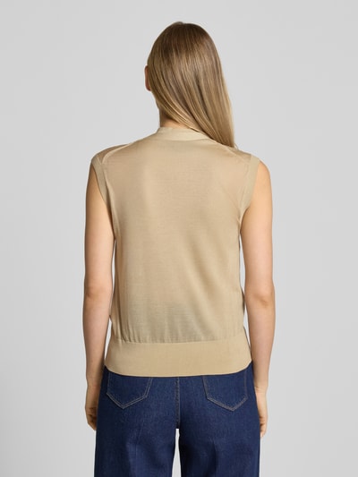 Frauenmodel trägt Slim Fit Weste aus Lyocell-Schurwoll-Mix Modell 'FUMI' von BOSS, Optik: Unifarben, Feinstrick, beige, Ganzkörperansicht Rückansicht