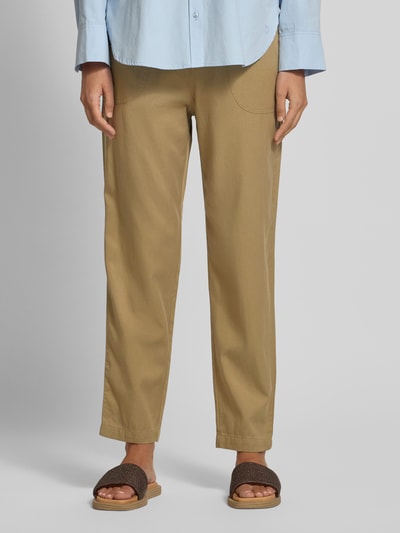 Frauenmodel trägt Hose mit elastischem Bund von Jake*s Casual, beigefarbener Material-Mix, Regular Fit, seitliche Eingrifftaschen, Nahaufnahme Unterkörper.