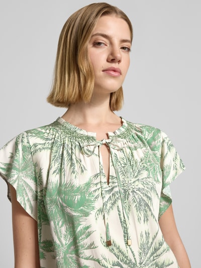 Frauenmodel trägt Loose Fit Bluse aus reiner Viskose von s.Oliver BLACK LABEL, Optik:Allover-Muster Botanic, Nahaufnahme Oberkörper.