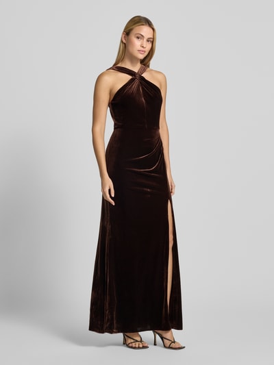 Frauenmodel trägt Abendkleid aus Samt von Adrianna Papell in Dunkelbraun mit Raffungen, körpernah, ärmellos, Ganzkörperansicht von vorne.