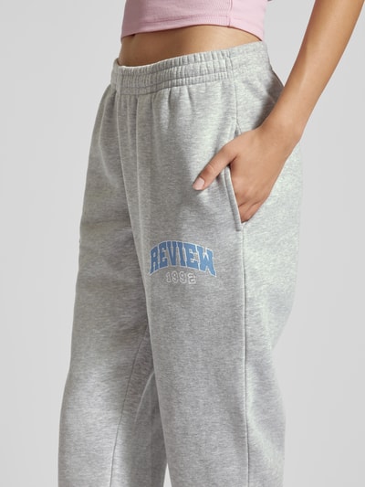 Review Sweatpants mit Label-Print Hellgrau Melange 3