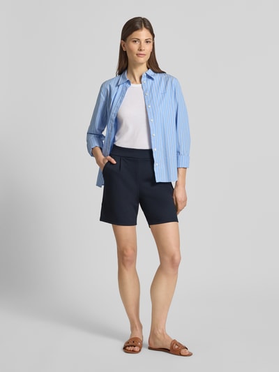 Vrouwenmodel draagt Shorts met elastische tailleband model 'Kate' van ICHI, regular fit, materiaalmix met viscose, donkerblauw, voorkant volledige lichaamsaanzicht.