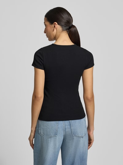 Frauenmodel trägt T-Shirt in Ripp-Optik mit Logo von GAP in Schwarz, Baumwoll-Mix, Slim Fit, Rückenansicht, Ganzkörperansicht Rückansicht.