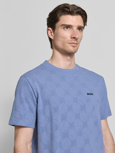 Männermodel trägt Regular Fit T-Shirt aus Baumwoll-Mix Modell 'TS_MEMBER' von BOSS Green, Blau, feines Strukturmuster, Nahaufnahme Oberkörper.