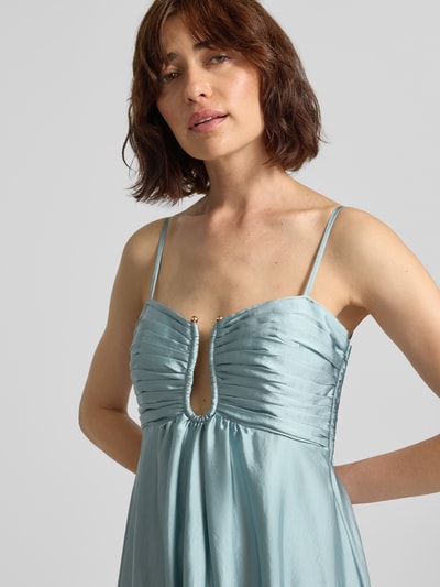 Vrouwenmodel draagt avondjurk met draperingen en spaghettibandjes van Jake*s Cocktail, Satijn, A-lijn, Maxi-jurk, Nahaufnahme bovenlichaam.