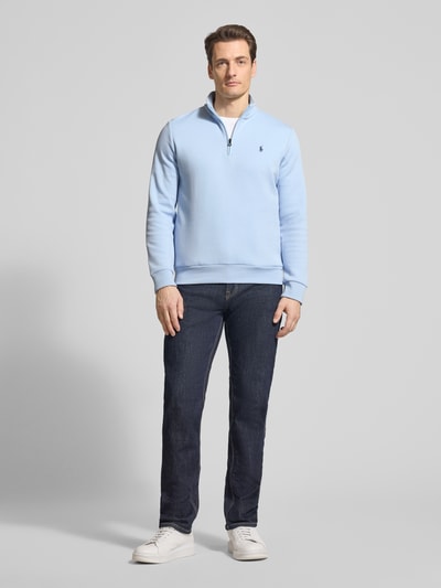 Männermodel trägt Regular Fit Troyer aus Baumwoll-Mix von Polo Ralph Lauren, Optik: Unifarben, Logo-Detail, Sweat, Hellblau; Ganzkörperansicht von vorne.
