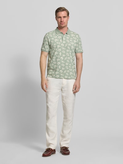 Männermodel trägt Regular Fit Poloshirt mit Allover-Motiv-Print von Gant aus Reine Baumwolle, Polokragen, Kurzärmelig, Ganzkörperansicht von vorne.