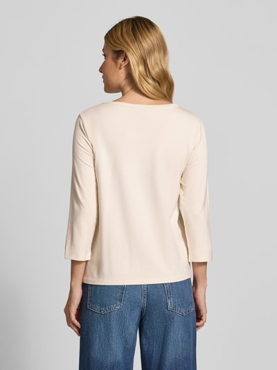 Vrouwenmodel draagt T-Shirt aus Viskose-Mix mit Motiv-Print und 3/4-Arm van monari in lichtbeige, regular fit, ronde hals, 3/4-mouw, ruglengte 57 cm bij maat 36, katoenachtige textuur, eenvoudige look, geheel aanzicht rugzijde.