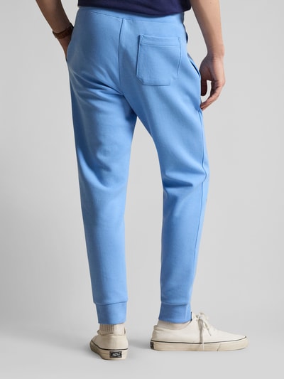 Männermodel trägt Tapered Sweatshorts aus Baumwoll-Mix von Polo Ralph Lauren in Optik: Unifarben, Materialverarbeitung: Sweat, Ganzkörperansicht Rückansicht.