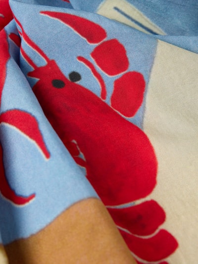 Produktfoto, Tuch aus reiner Viskose mit Motiv-Print - Special Drop von Marc O'Polo Denim, Optik:Allover-Muster, glatte Oberfläche, kräftige Farbkombination aus Rot, Blau und Beige, Motiv-Print und Logo-Print sichtbar, Material: reine Viskose.