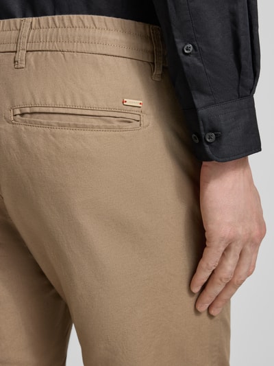 Männermodel trägt Chino-Shorts mit Tunnelzug Modell 'DAWSON' von Lerros in Beige, Baumwoll-Leinen-Mix, Detailaufnahme Gesäßbereich.