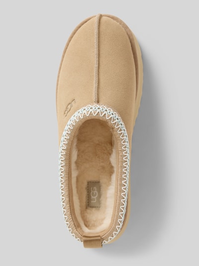 Produktfoto, Hausschuhe mit Label-Detail Modell 'Tazz' von UGG, beschichteter Leder-Mix in Beige, abgerundete Spitze, strukturierte Sohle, flauschige Textur, Absatzhöhe 4 cm, Schafthöhe 3 cm, Schaftweite 14 cm
