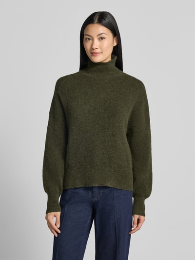 Vrouwenmodel draagt Regular Fit pullover uit mix van wol en alpaca Model 'Nola' van Samsøe Samsøe, tricotlook, col, donkergroen, ganzekörperaanzicht van voren. Ruglengte maat S: 55 cm, mouwlengte maat S: 51 cm.