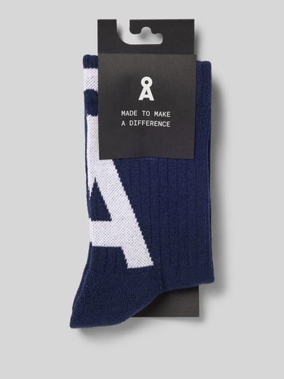 Produktfoto, Socken mit Label-Stitching 'SAAMUS' von ARMEDANGELS, unifarben marineblau, Logo-Detail, Rippenbündchen, Baumwoll-Mix