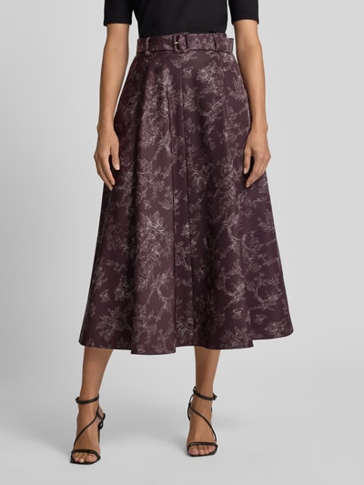 Frauenmodel trägt Maxi-Rock mit floralem Allover-Print von windsor., A-Linie, integrierter Gürtel, Nahaufnahme Oberkörper, dunkle Töne, strukturierte Oberfläche.