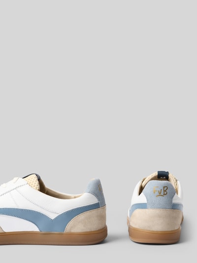Produktfoto, Sneaker aus Leder mit Schnürung Modell 'De Zaler' von Floris Van Bommel, biała i niebieska skóra, zaokrąglony nosek, gumowa podeszwa, wysokość obcasa w rozmiarze 45: 2 cm, wysokość cholewki w rozmiarze 45: 8 cm, szerokość w rozmiarze 45: 10 cm, matowe i gładkie tekstury, ton szary i beżowy.