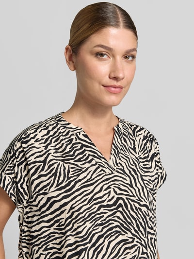 Vrouwenmodel draagt Regular Fit Bluse aus reiner Viskose van zero met all-over dierenprint, serafinohals, met korte mouwen, nahaufnahme bovenlichaam.