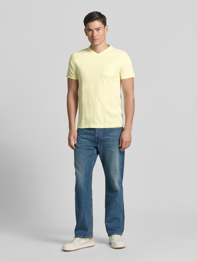 Männermodel trägt Regular Fit T-Shirt mit V-Ausschnitt von Lerros in Hellgelb, reine Baumwolle, Brusttasche, Logo-Stitching, Ganzkörperansicht von vorne.