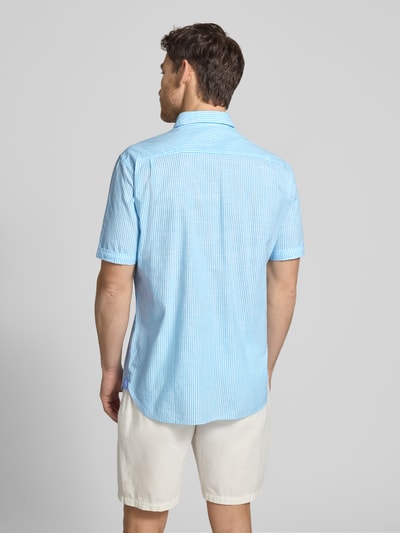 Männermodel trägt Regular Fit Freizeithemd mit Brusttasche von Christian Berg Men, hellblau-weiß gestreift, Reine Baumwolle, Rückenlänge 79 cm, Schulterbreite 47 cm, Kurzärmelig, Button-Down-Kragen, Durchgängige Knopfleiste, Ganzkörperansicht Rückansicht.