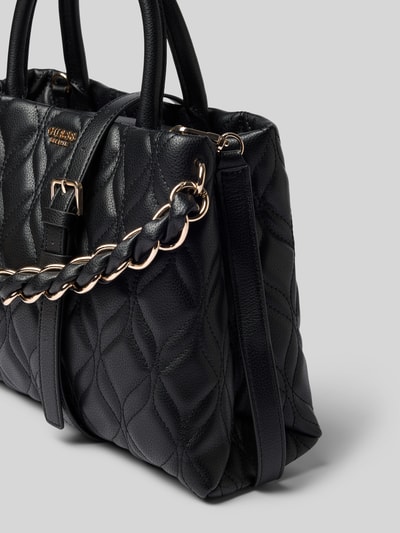 Produktfoto, Handtasche in Leder-Optik Modell 'Maxine' von GUESS in Schwarz mit Steppung, Logo-Detail und abnehmbarem Schulterriemen