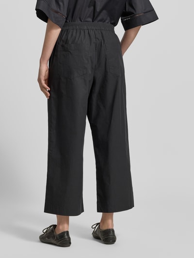 Vrouwenmodel draagt Hose aus Baumwolle mit elastischem Bund van JAKE*S STUDIO WOMAN in zwart, relaxed fit, katoen, elastische tailleband, insteekzakken, detailopname van achteraan.