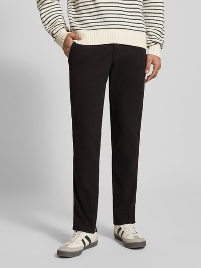 Männermodel trägt Slim Fit Stoffhose mit abnehmbarem Gürtel Modell 'Marco' von JACK & JONES, Baumwoll-Mix, Eingrifftaschen, Nahaufnahme Unterkörper.
