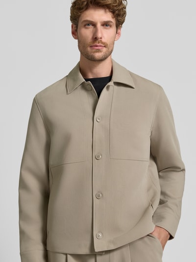 Męski model nosi Regular Fit Hemdjacke mit Viskose-Anteil von Jake*s Studio Men, beżowy kolor, gładka tekstura, widok od przodu, zbliżenie na górną część ciała.