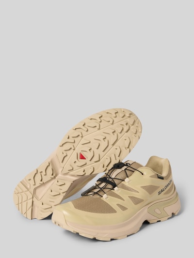 Produktfoto, Sneaker met afgeronde punt, vetersluiting, geprofileerde zool, logo, model 'XT-EVR GTX' van Salomon, hakhoogte 4 cm, schachthoogte 7 cm, schachtbreedte 7 cm, herensneakers, beige, gestructureerde mesh, profielzool, bijpassende kleur, maat 44
