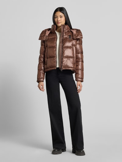 Frauenmodel trägt Regular Fit Jacke mit Sorona-Füllung Modell 'GLORIA' von Blauer USA, braun glänzend, Stepp-Optik, Ganzkörperansicht von vorne.