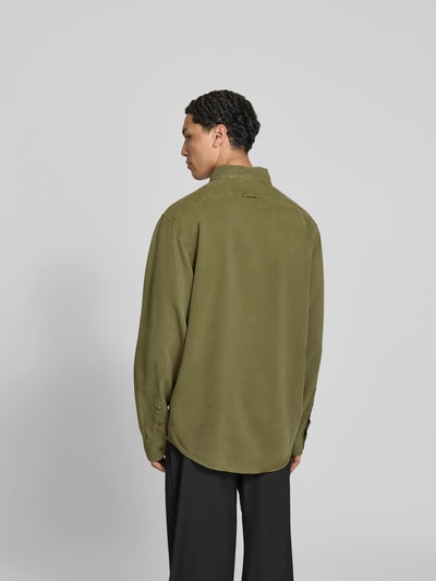 Männermodel trägt Freizeithemd aus reinem Lyocell von Filippa K in Olivgrün mit Relaxed-Fit, langärmelig, Rückenansicht, Rückenlänge 72 cm, Schulterbreite 48 cm, Ärmellänge 70 cm, Button-Down-Kragen, Brusttasche, glatte, matte Textur. Ganzkörperansicht Rückansicht.