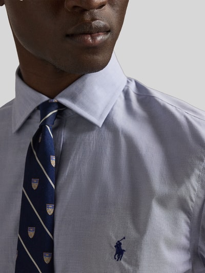 Männermodel trägt Slim Fit Businesshemd aus reiner Baumwolle von Polo Ralph Lauren, unifarben, Kentkragen, Logo-Stitching, Nahaufnahme Oberkörper.